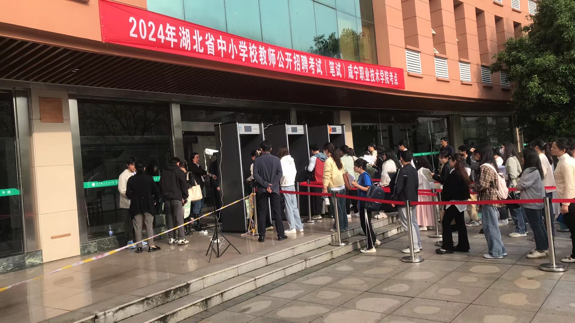 高考安檢門(mén)為公平考試提供強(qiáng)有力的保障