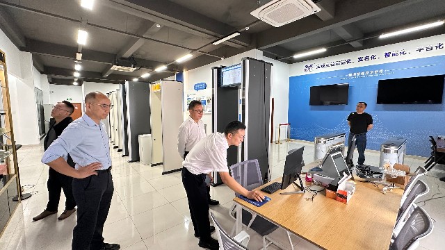 湖北崇陽領(lǐng)導(dǎo)蒞臨昆山三迅考察指導(dǎo)，智能安檢科技守護校園純凈環(huán)境