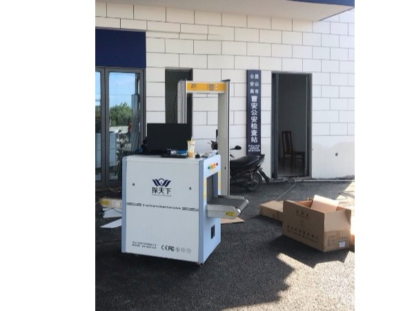 昆山公安局曹安檢查站采用安檢門安檢機(jī)對(duì)被查司機(jī)進(jìn)行安全檢查
