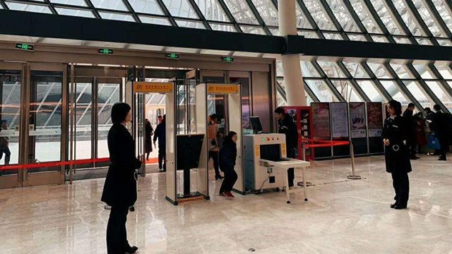 連云港保利大劇院引入劇院安檢門等安檢設(shè)備，確保場(chǎng)館平安有序